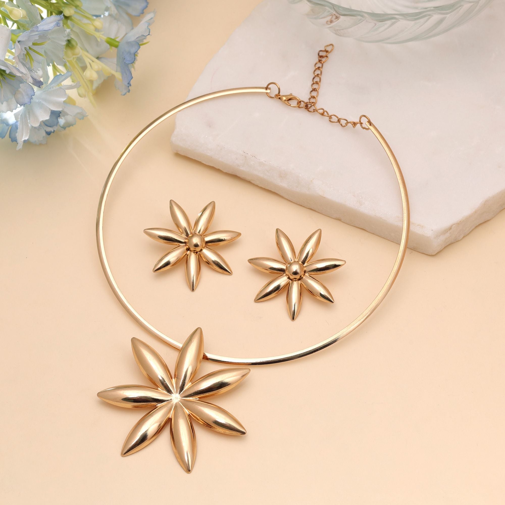 Gold Color Anti Tarnish Hasli Necklace Set with Modern Design