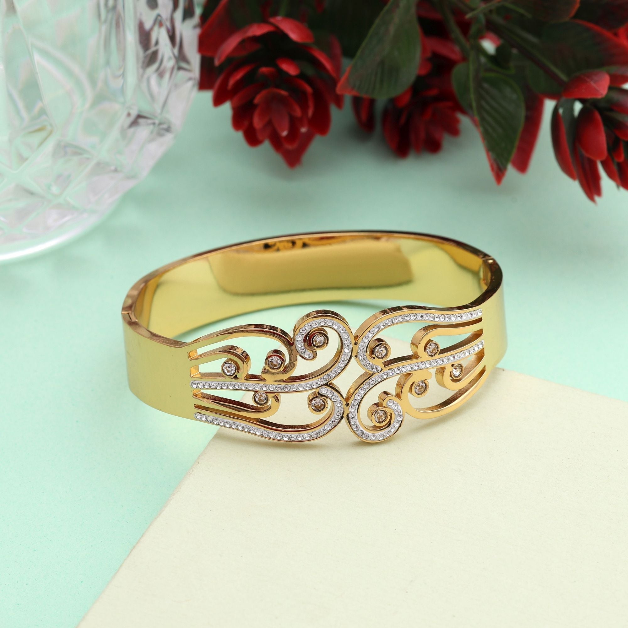 Gorgeous Gold Color Openable Anti Tarnish Bracelet With Trendy Look For Special Occasions