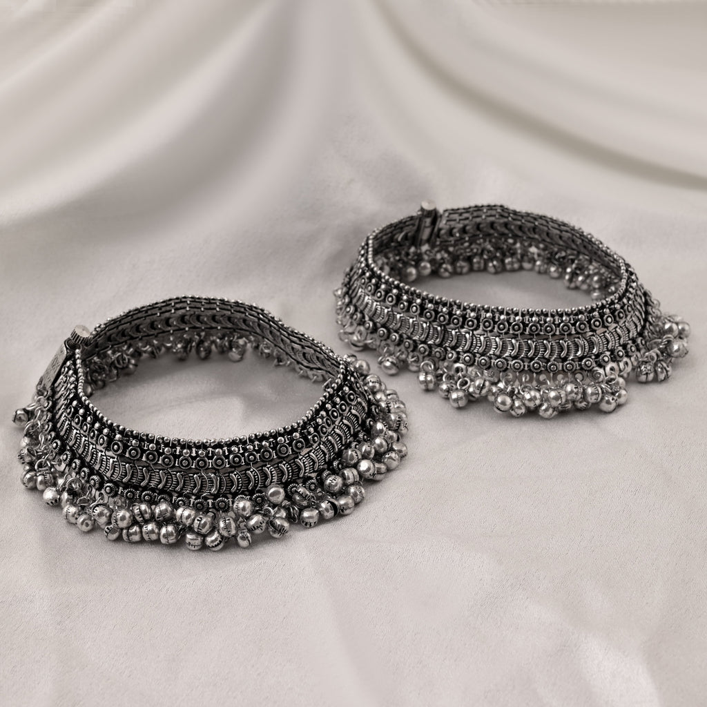 Classic Silver Color Oxidised Anklet With Delicate Detailing And Traditional Finish