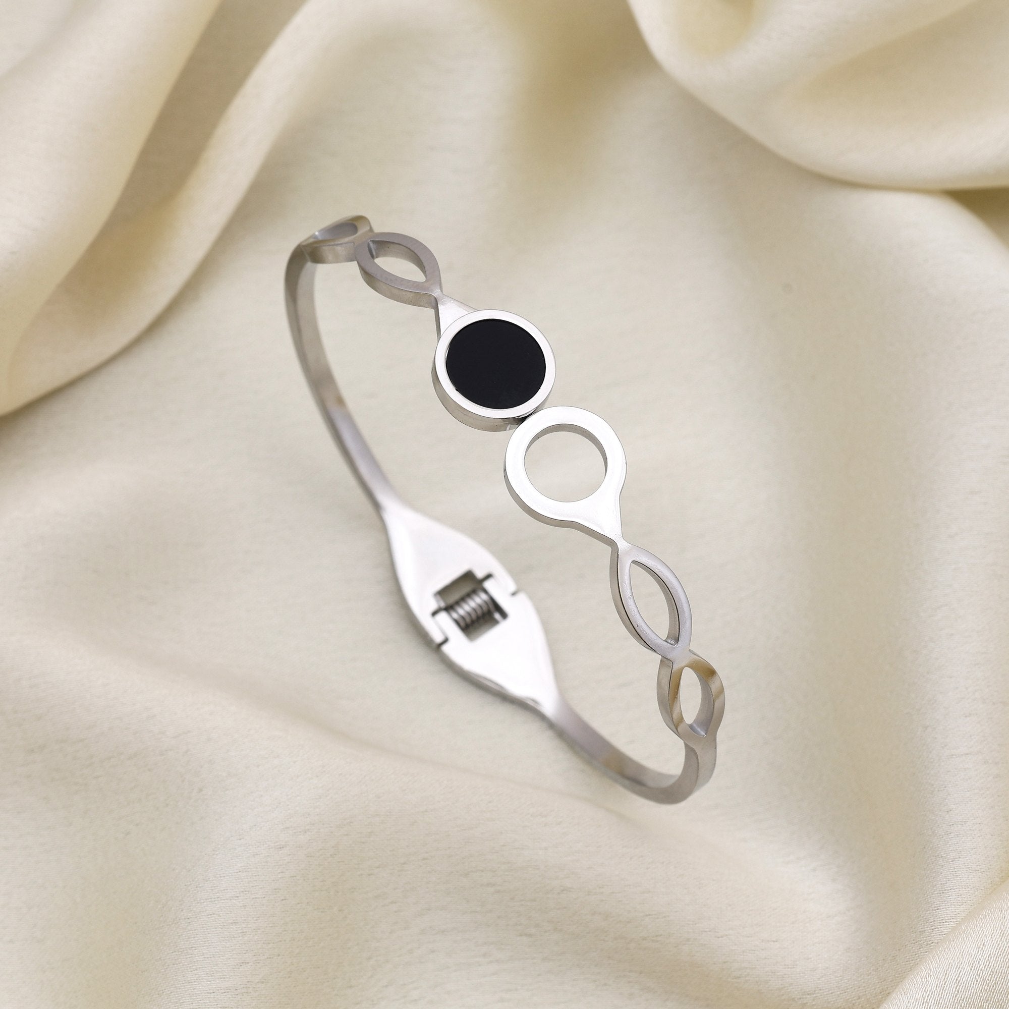 Black Color Openable Bracelet With Modern Design For Daily And Party Use