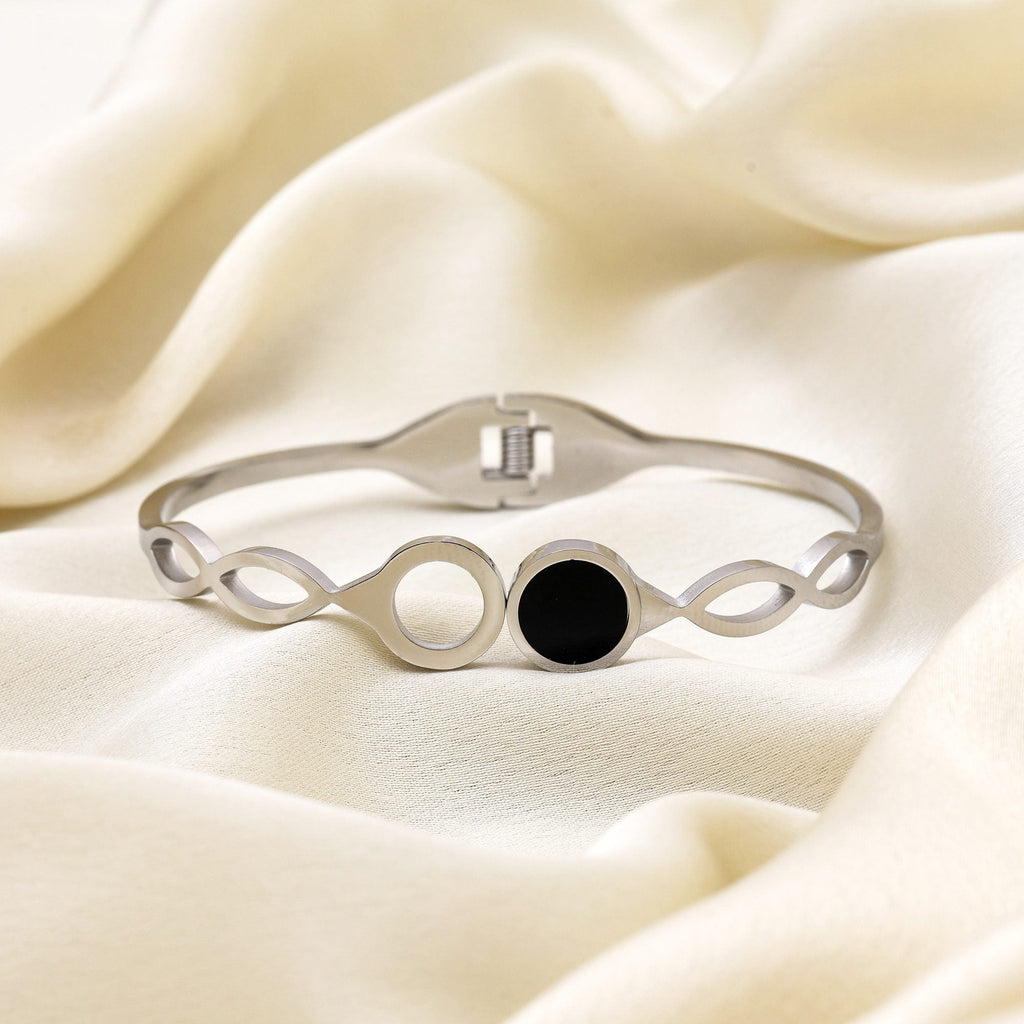 Black Color Openable Bracelet With Modern Design For Daily And Party Use