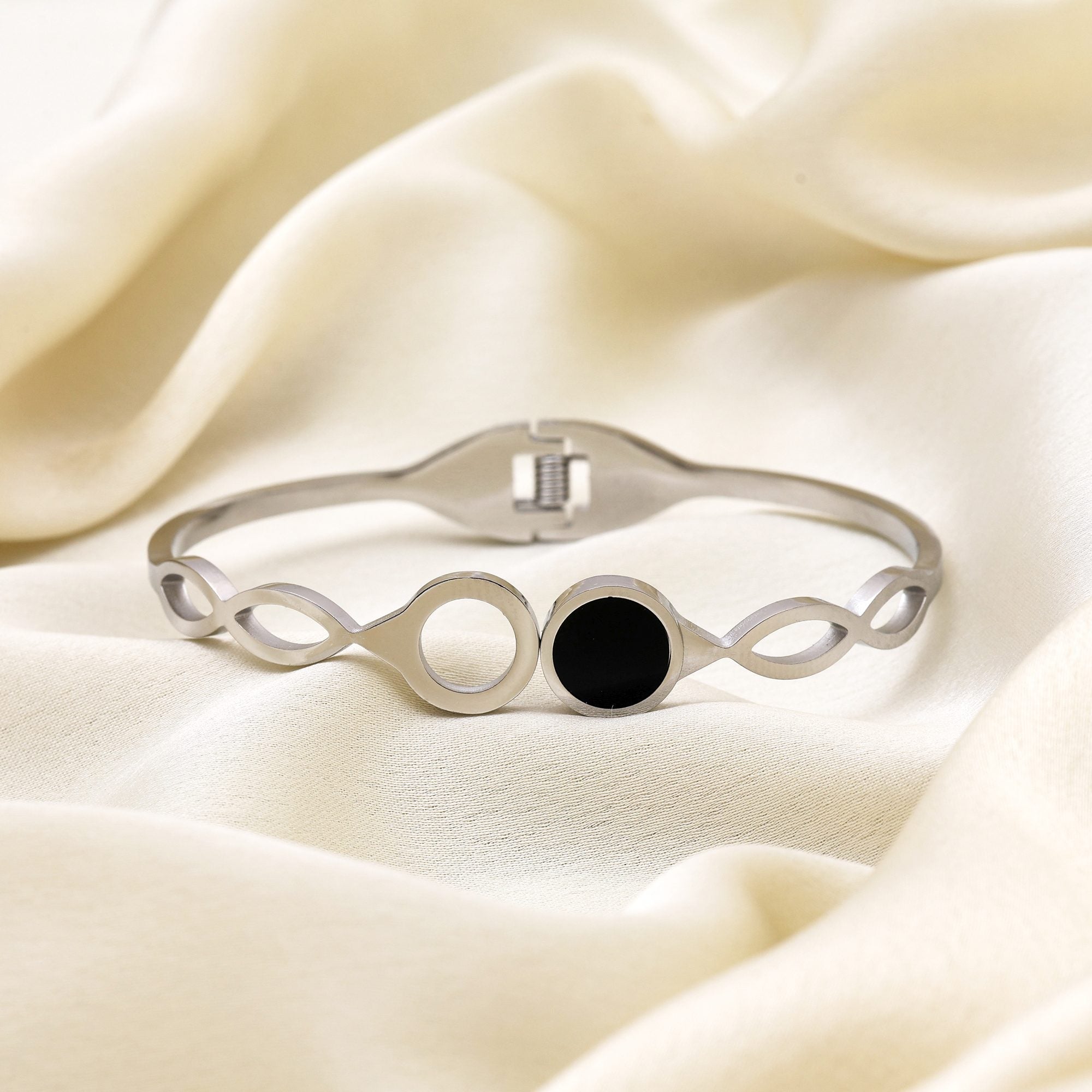 Black Color Openable Bracelet With Modern Design For Daily And Party Use