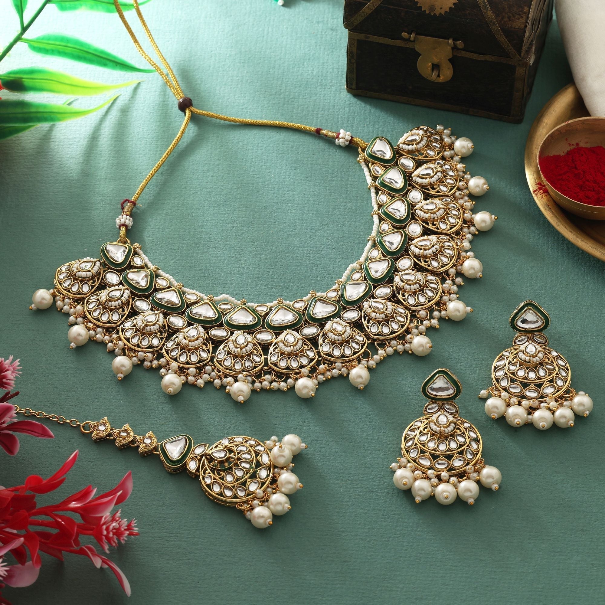 Sophisticated White Color Kundan Necklace Set