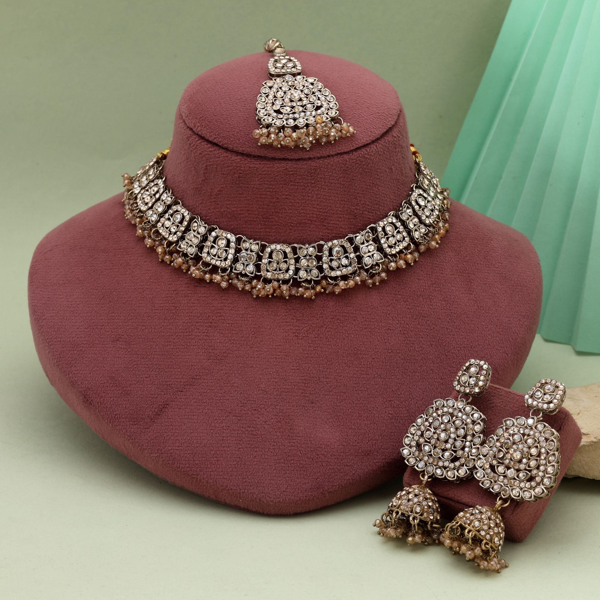Glamorous Gold Color Kundan Necklace Set For Party Outfits