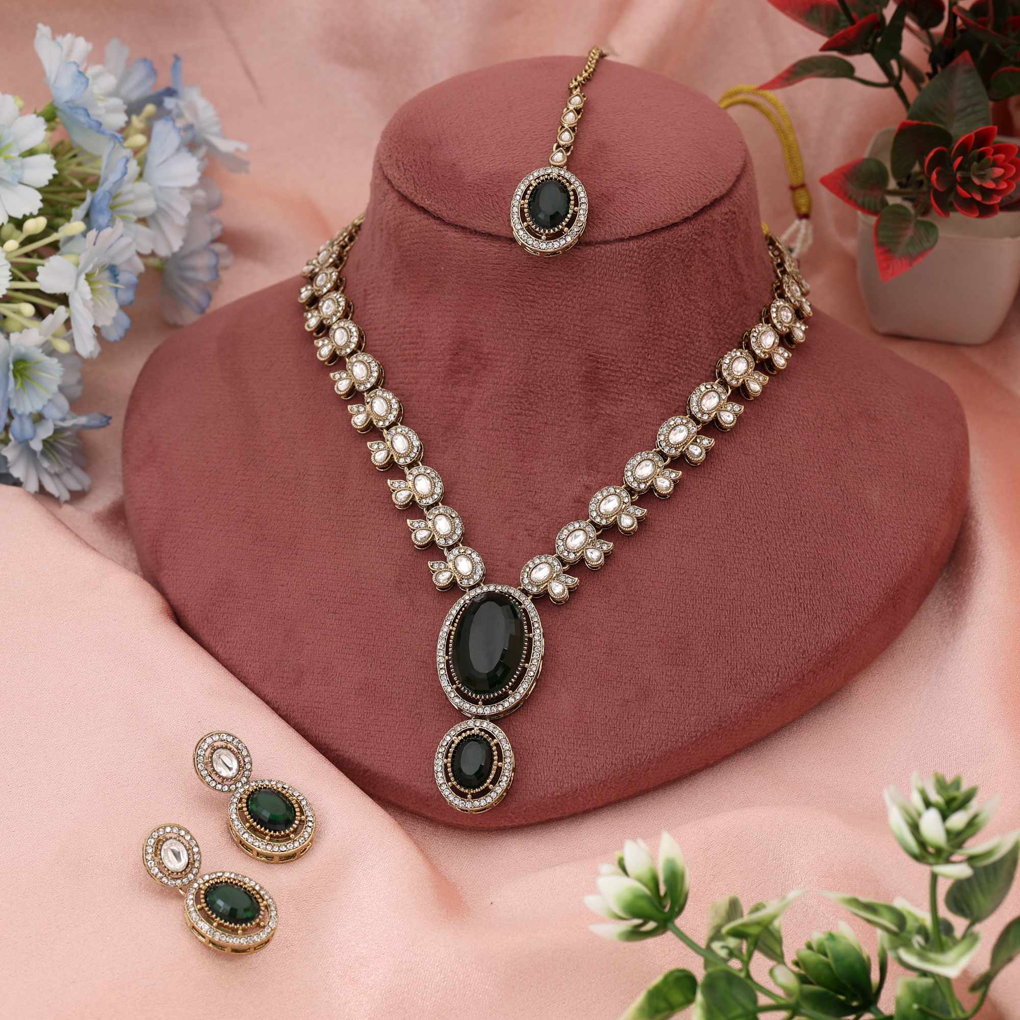 Elegant Green Color Kundan Necklace Set Perfect For Enhancing Traditional Festive Outfits