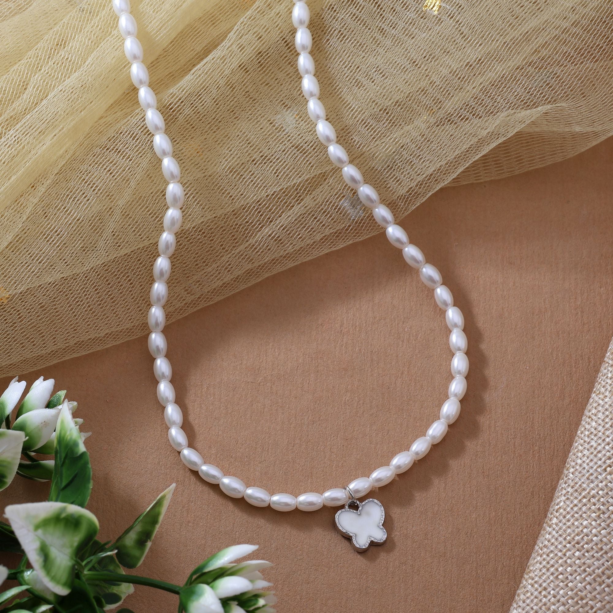 Elegant White Color Fashion Necklace For Party And Casual Occasions