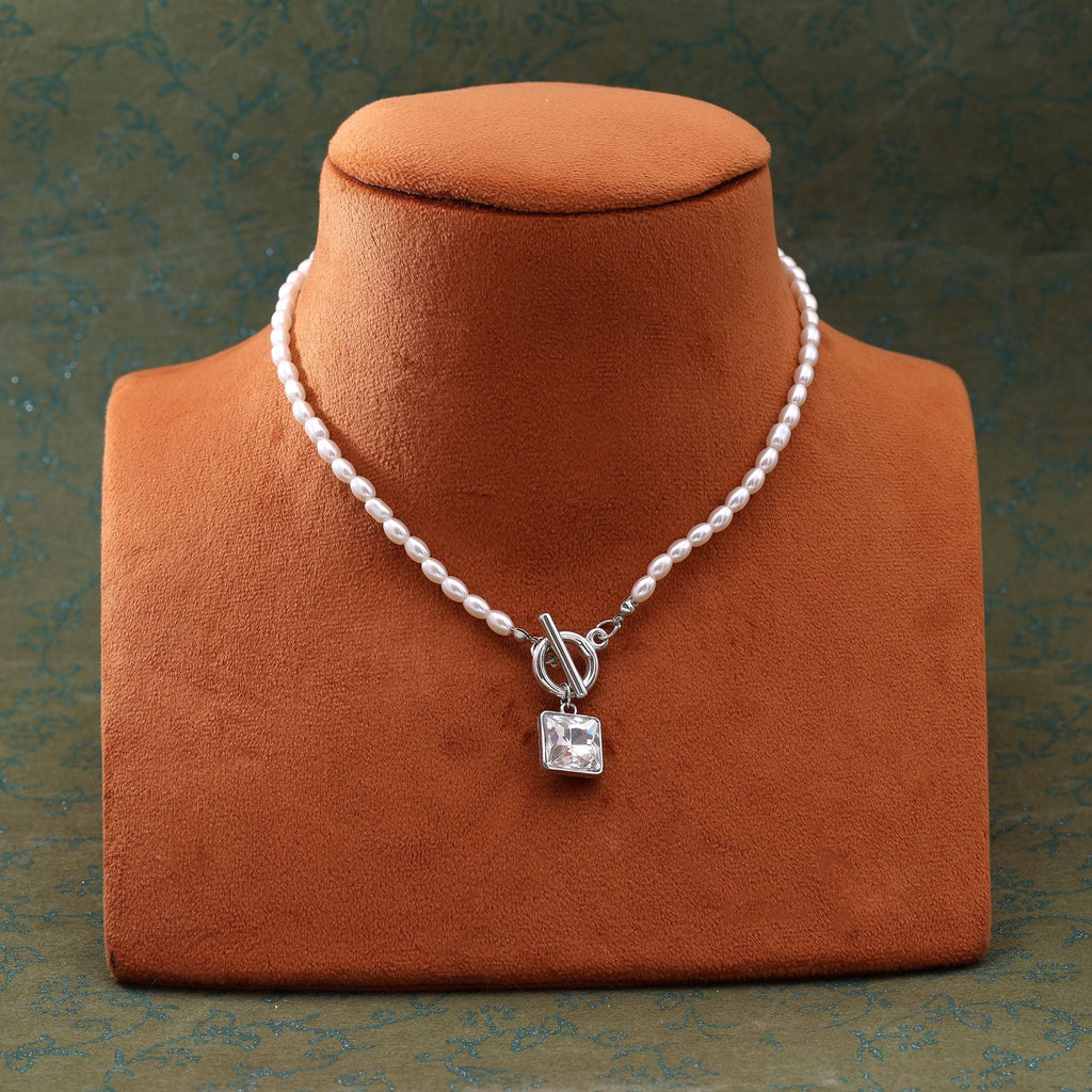 Chic White Color Fashion Necklace With Sleek Design For Women