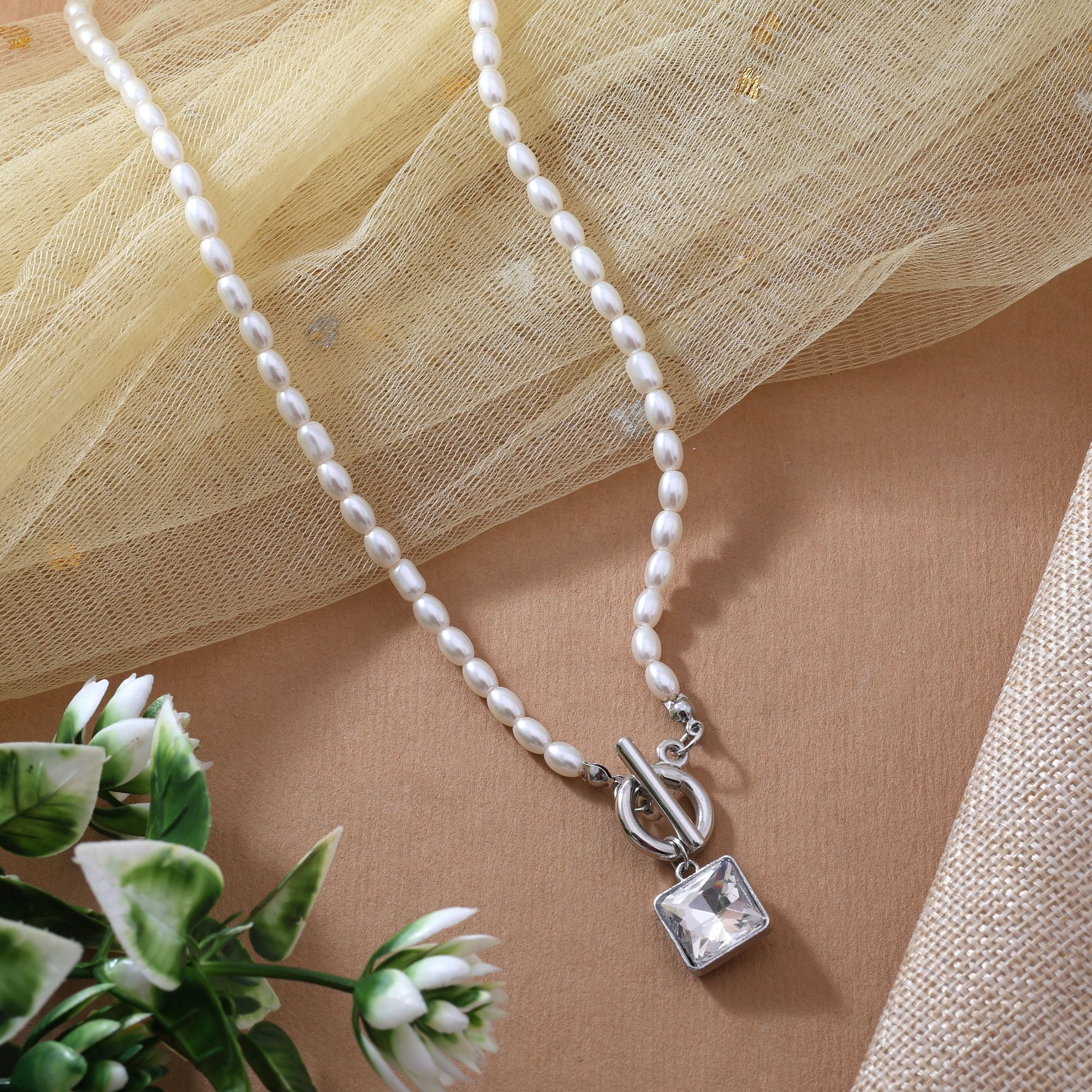 Chic White Color Fashion Necklace With Sleek Design For Women