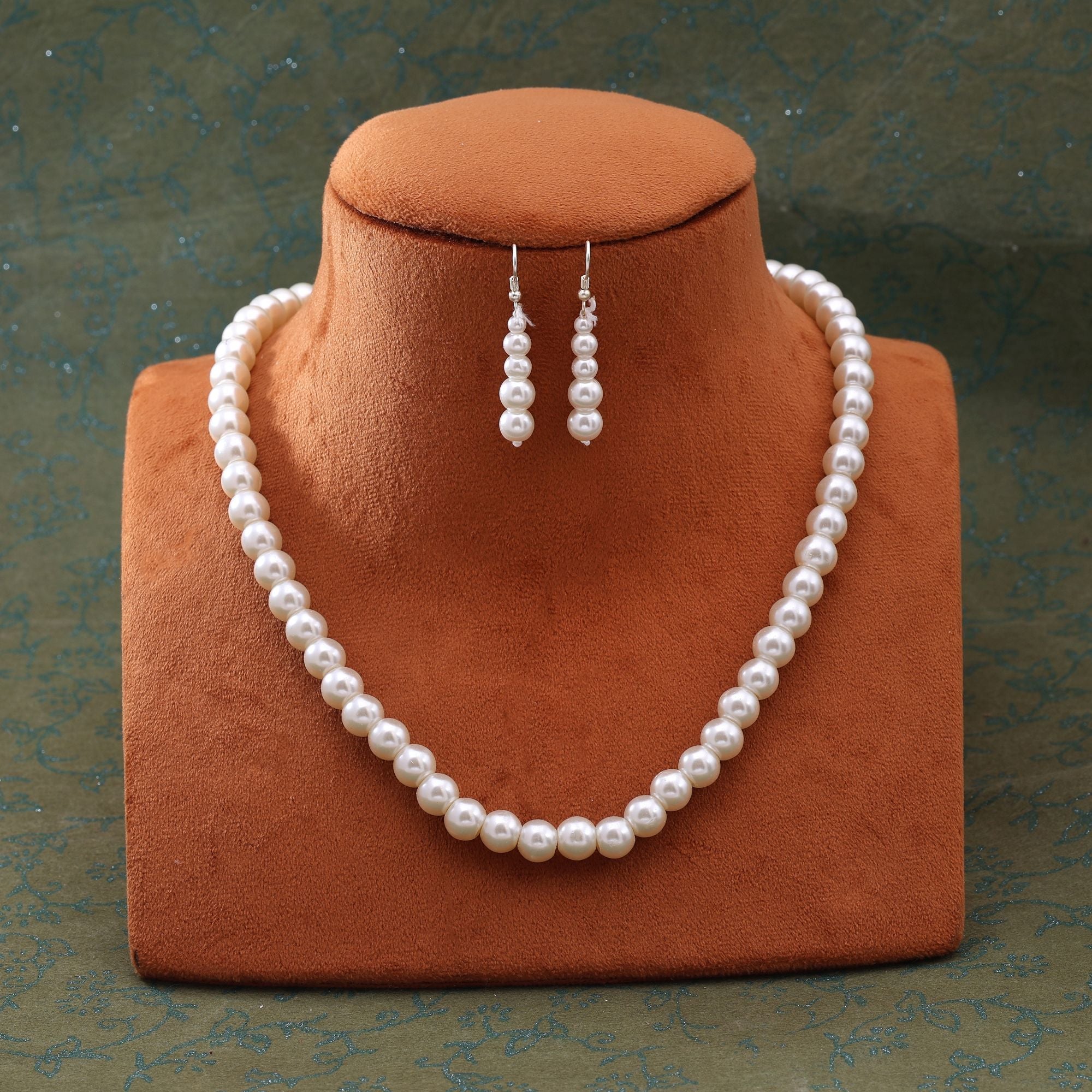 Graceful White Color Fashion Necklace Set With Crystal Embellishment