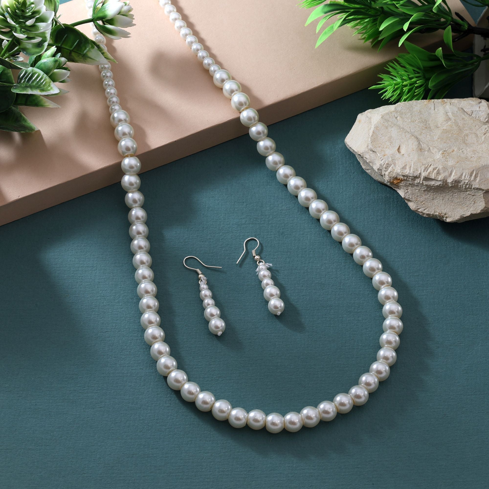 Graceful White Color Fashion Necklace Set With Crystal Embellishment