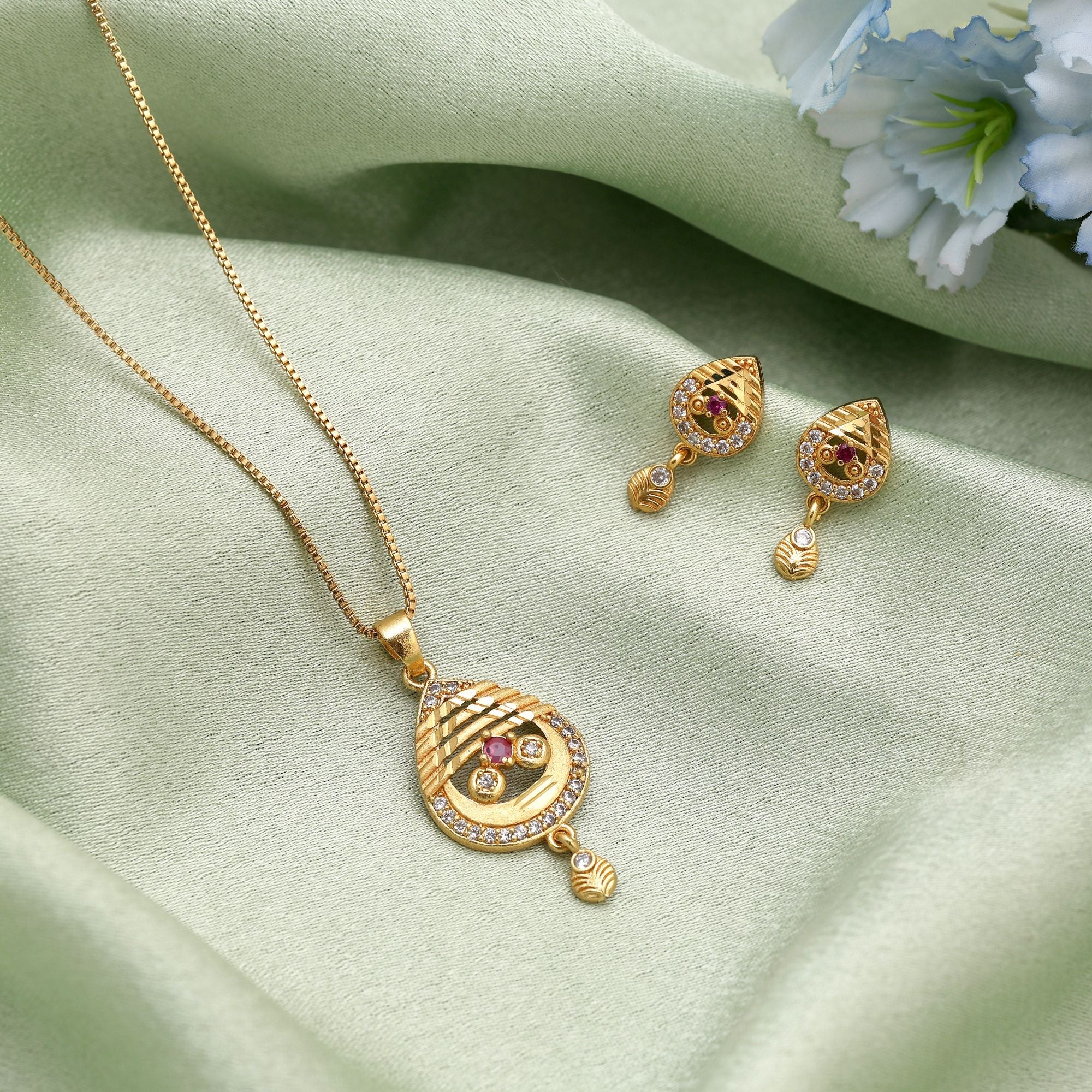 Refined Gold Chain Pendant & Earrings