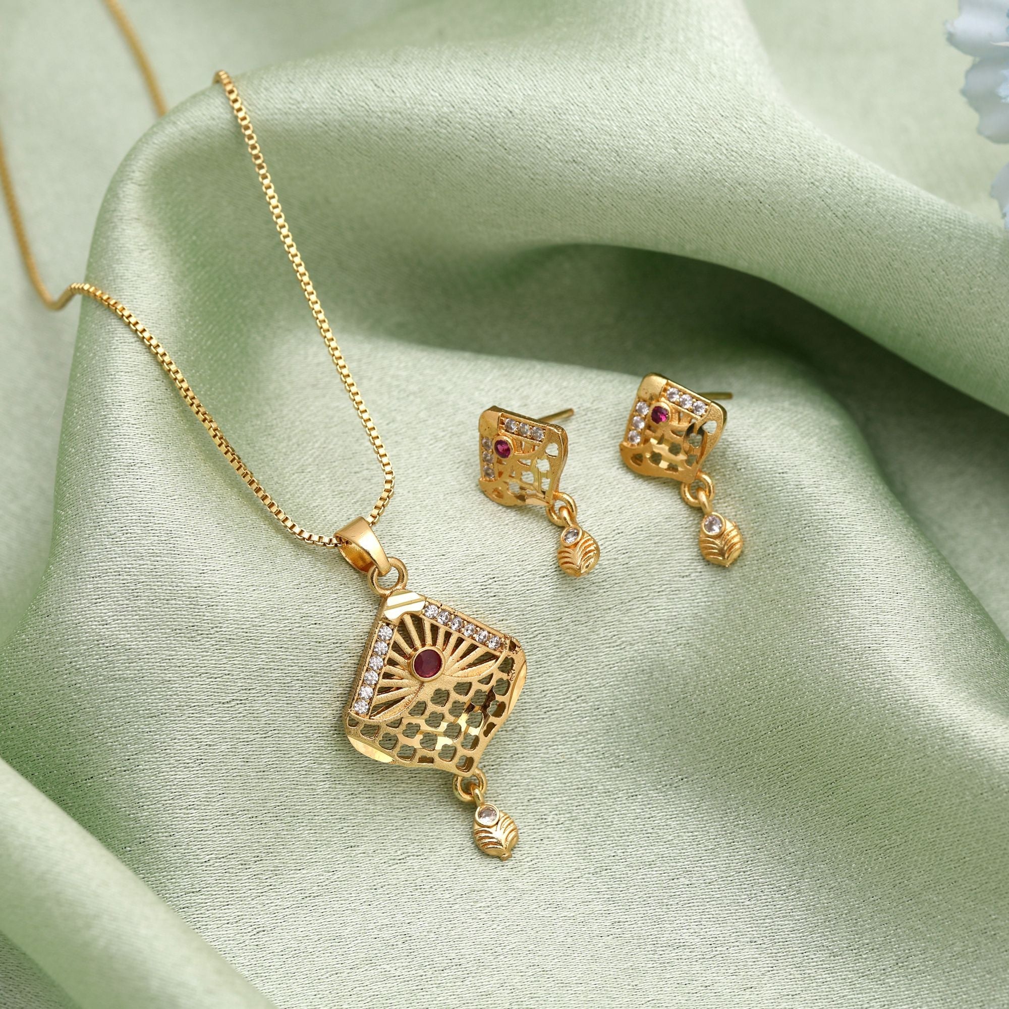 Graceful Traditional Gold Pendant Set