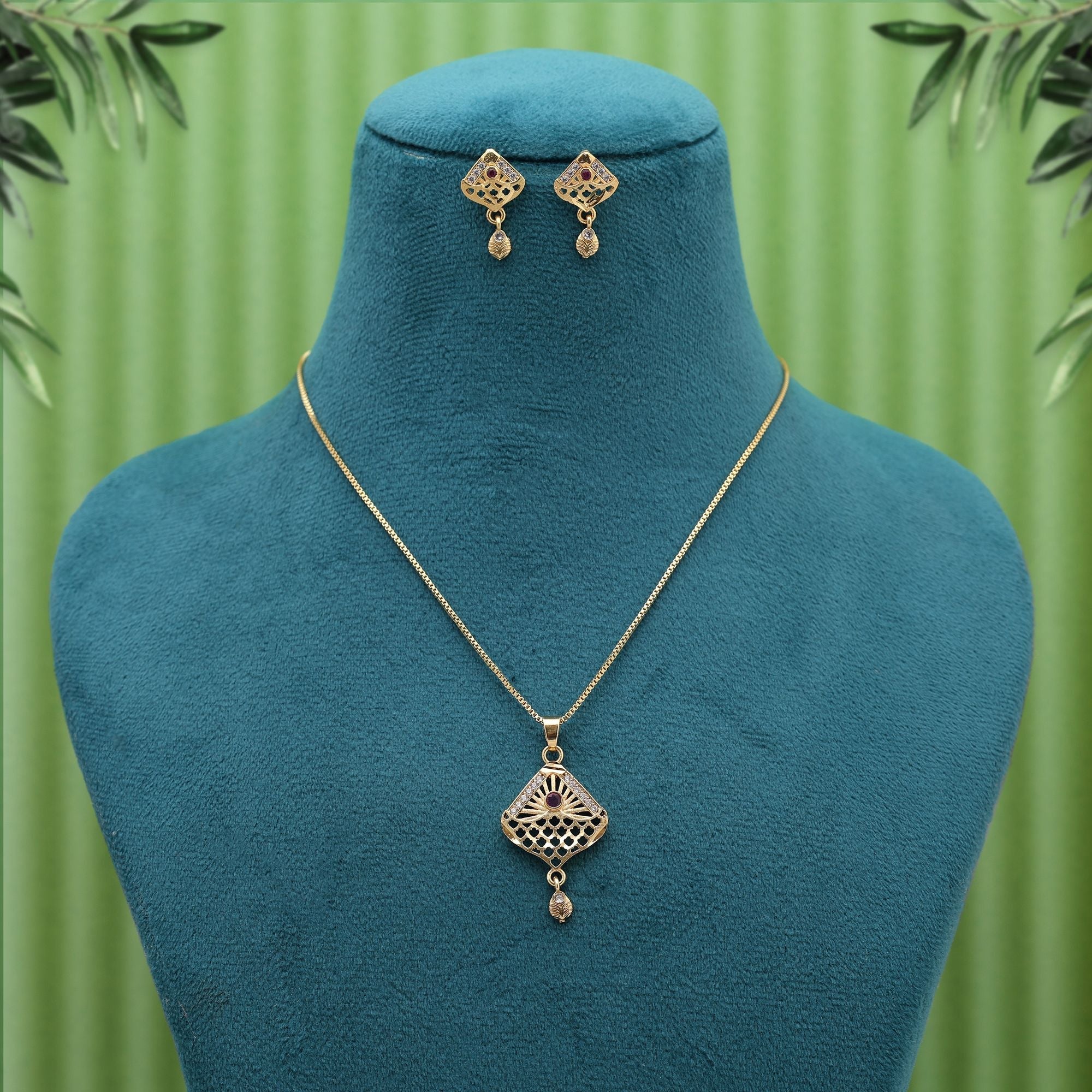 Graceful Traditional Gold Pendant Set
