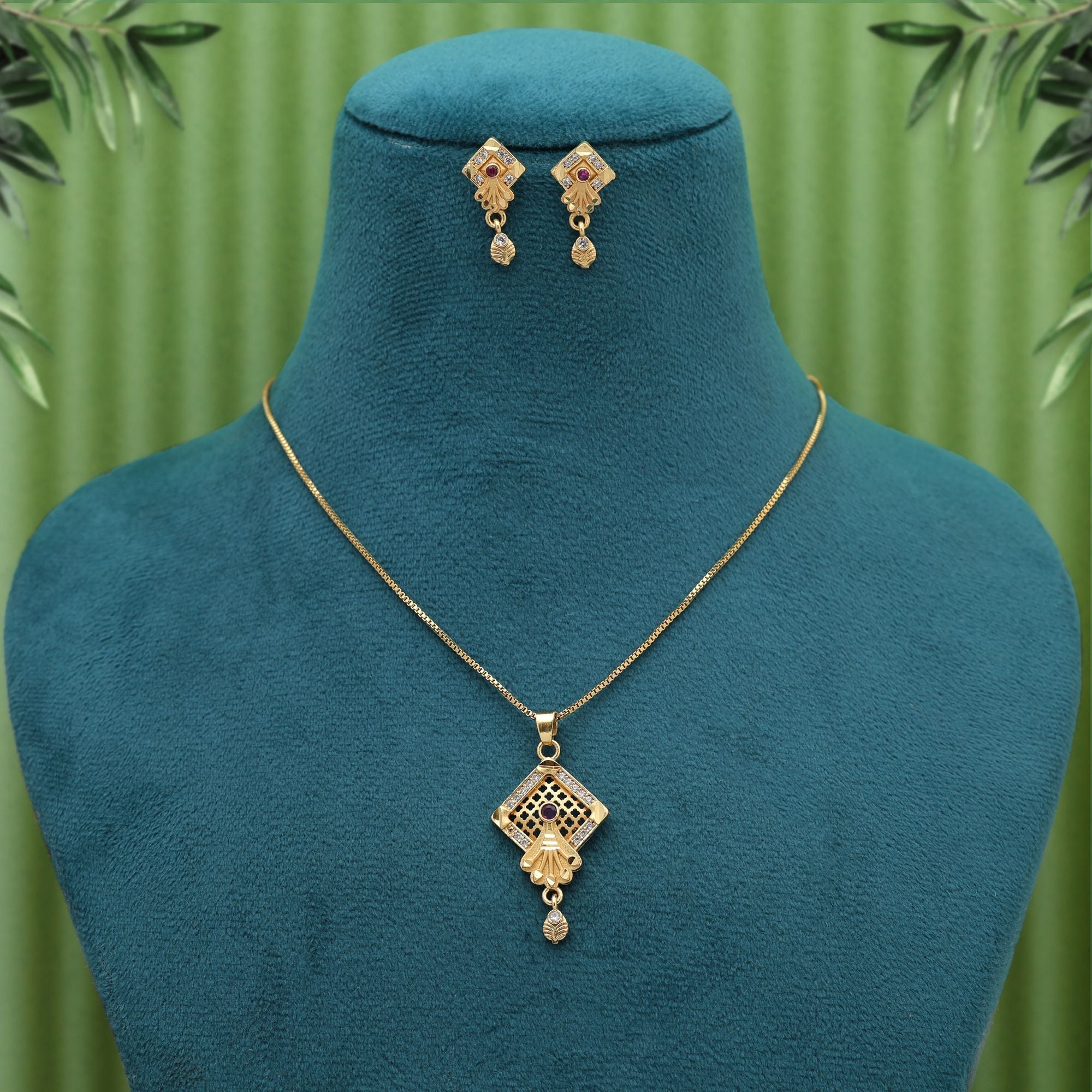 Minimalist Elegant Gold Pendant Set