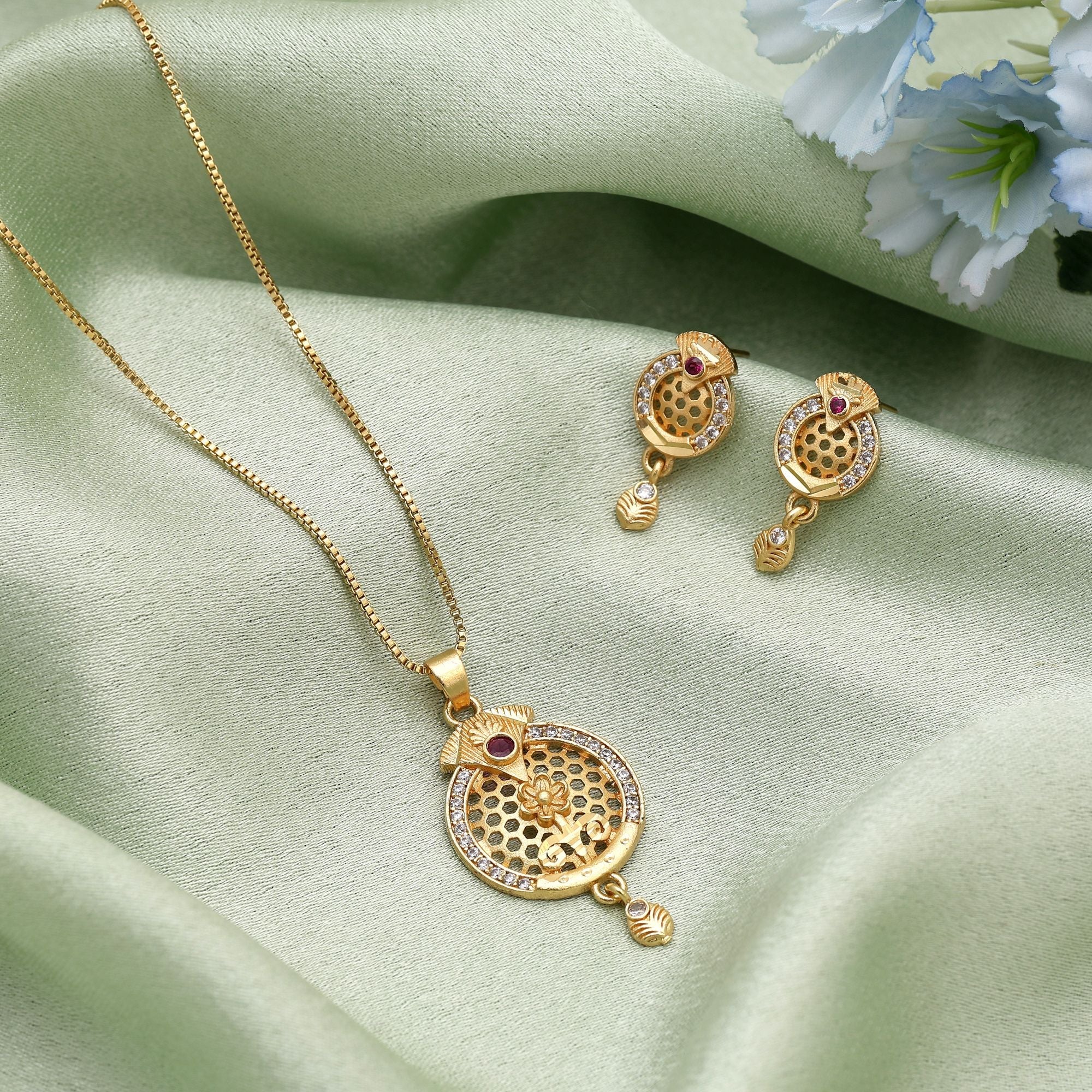 Stylish Cultural Gold Pendant Set