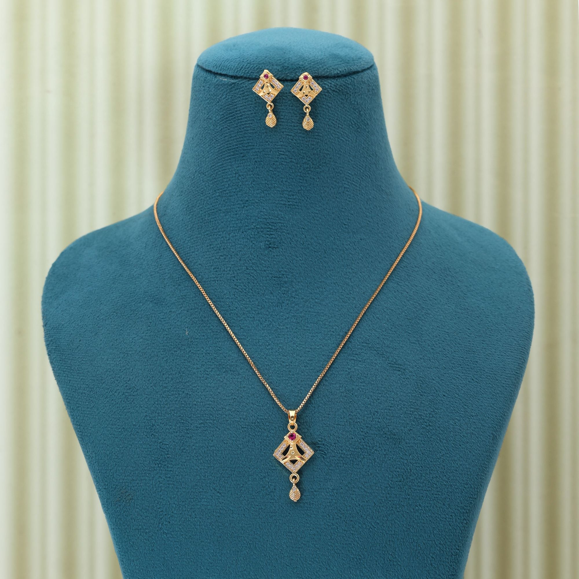 Gold Minimal Chain Pendant Earring Set