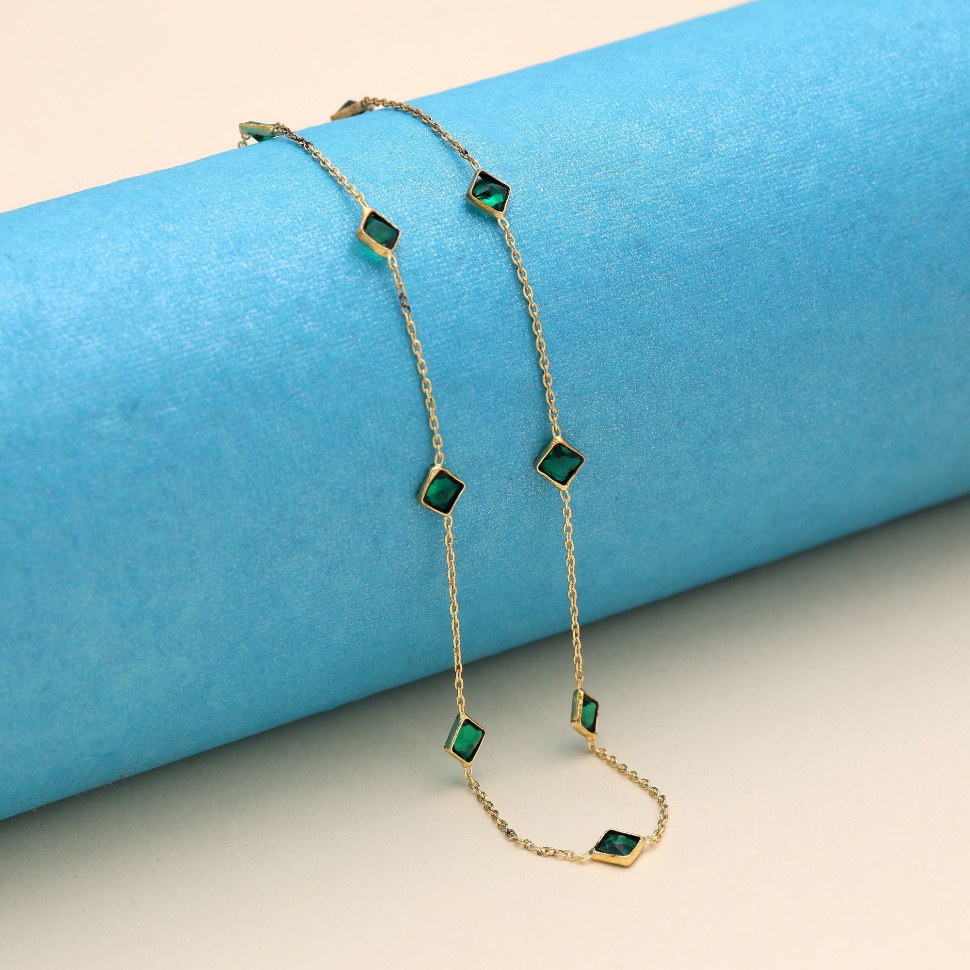Green Color Fashion Chain Necklace Offering Minimal Design