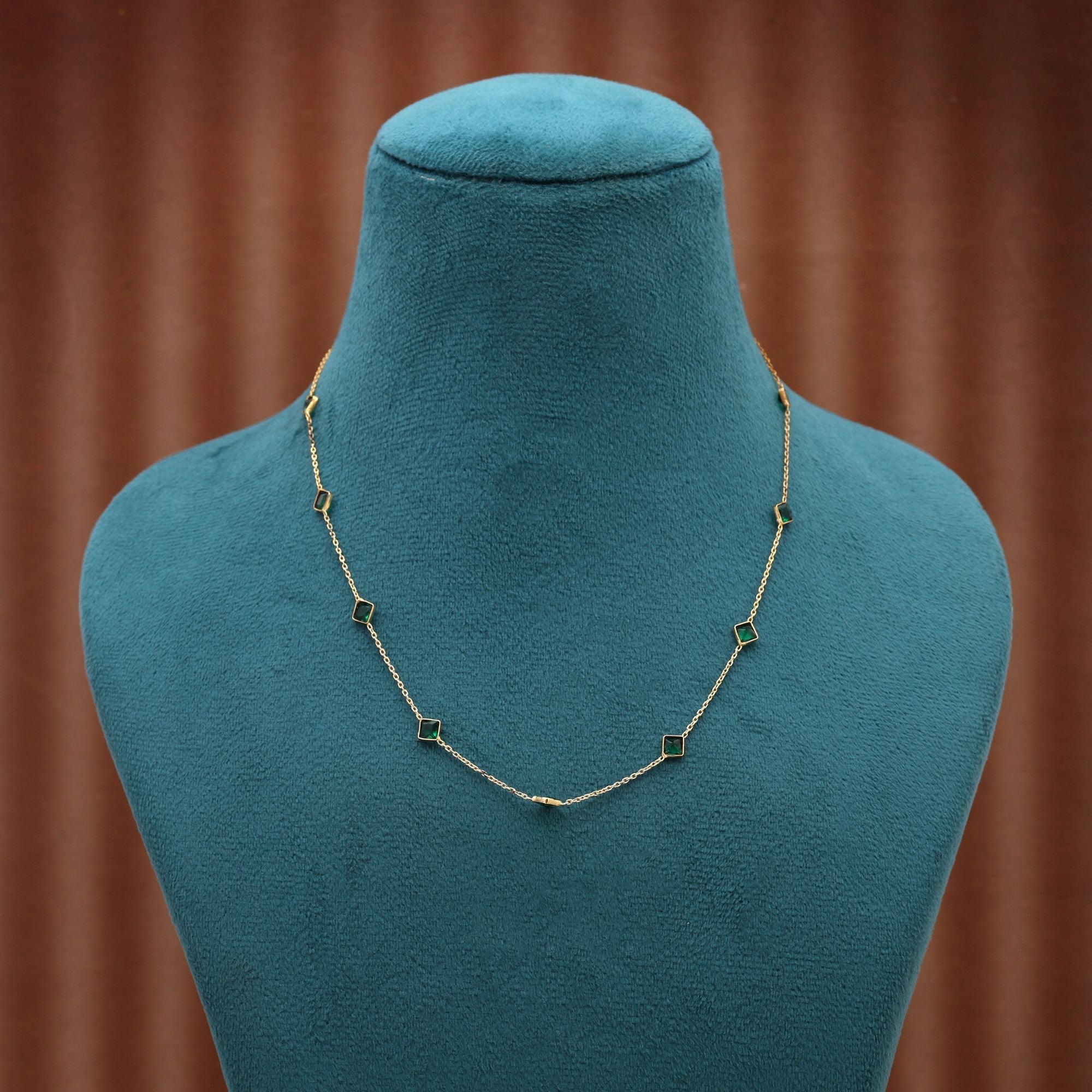 Green Color Fashion Chain Necklace Offering Minimal Design