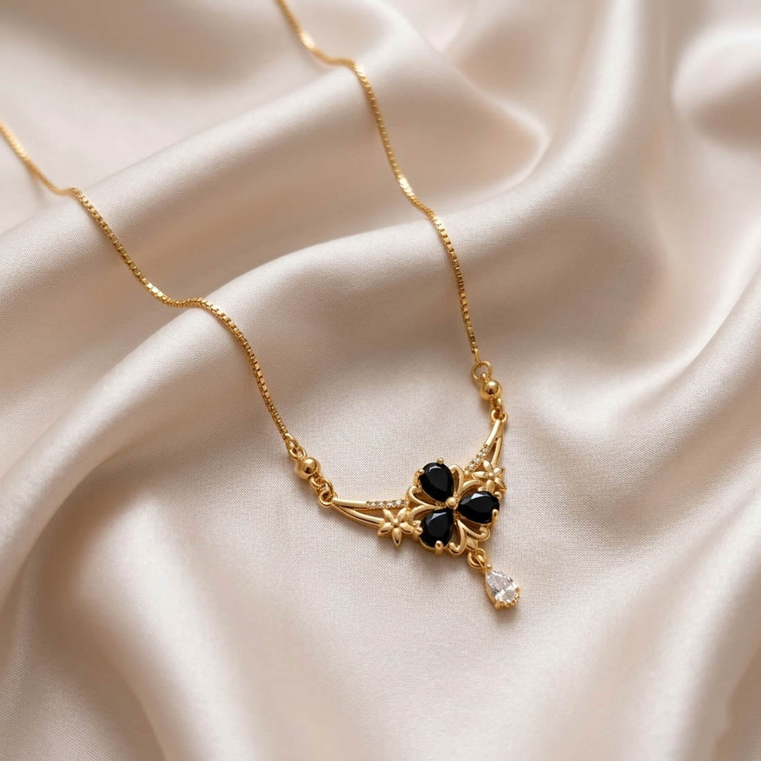 White Color Glass Stone Fashion Necklace