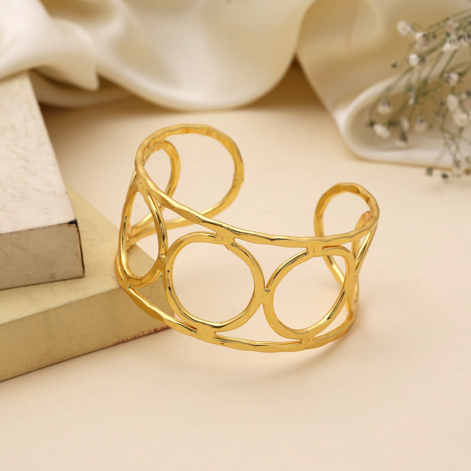 Silver Color Bracelet Crafted With Sleek Modern Design Offering Versatile Elegance For Daily Styling